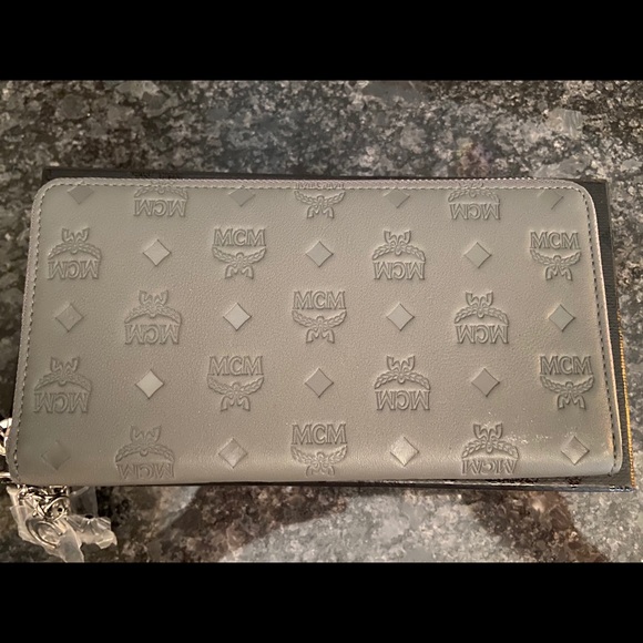 MCM Klara Leather Zip Wallet - Picture 3 of 10